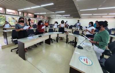 Servidores durante leitura do Termo de Posse