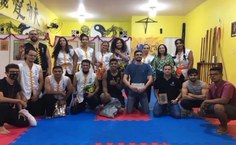 O professor e seus colegas de prática de Kung Fu