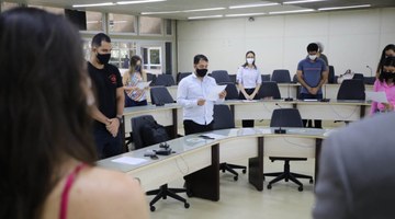 Reitor destaca a importância da universidade pública durante posse de servidores