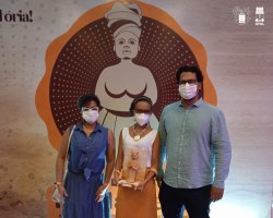 Professora Marli Araújo recebe o prêmio Tia Marcelina