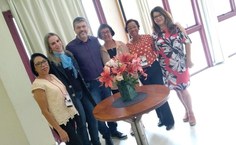 Carminha sempre rodeada de amigos e colegas de trabalho. Foto do evento em Ouro Preto. Fátima Leobino (1ª à esq.), sua companheira inseparável no cerimonial da Ufal, e Maria do Carmo (à dir. de Carminha), também da comissão da Ufal