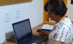 Maria do Carmo em trabalho home office