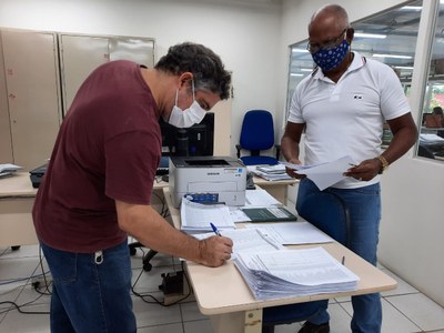 Professor Gaus, diretor do Campus Fora de Sede Rio Largo (Ceca) pegando os processos da sua Unidade