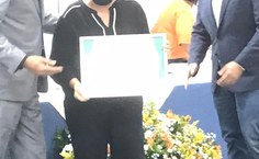 Professora Ana Dayse recebendo a a homenagem em Rio Largo
