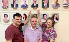 Filipe, filho do professor Radjalma, Radjalma Cavalcante e a esposa Tânia Vasconcelos, na Galeria de Presidentes da Adufal.