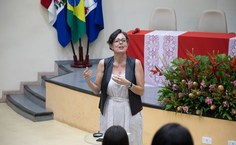 Adriana Alvarenga fala sobre emoções humnanas e no ambiente de trabalho