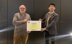 Entrega da Premiação na Europa: professor Marcial Murciano da UAB/Espanha (esquerda) e professor Mac Dawison da Ufal