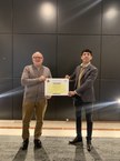 Entrega da Premiação na Europa: professor Marcial Murciano da UAB/Espanha (esquerda) e professor Mac Dawison da Ufal