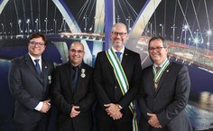 Bittencourt (segundo da esquerda para a direita) ao lado do ministro da Educação, Victor Godoy (à direita do professor). À esquerda do homenageado está o secretário adjunto de Educação Básica do MEC, Helber Ricardo Vieira; e o último à direita é o secretário