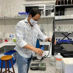 Pesquisadores investigam as causas da mortandade de peixes na laguna Mundaú