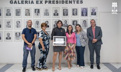 A homenageada, Eliane, ao lado de amigos na Câmara de Vereadores de Maceió | nothing