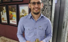 Servidor José Edson recebeu o troféu representando toda a equipe de capacitação e compras