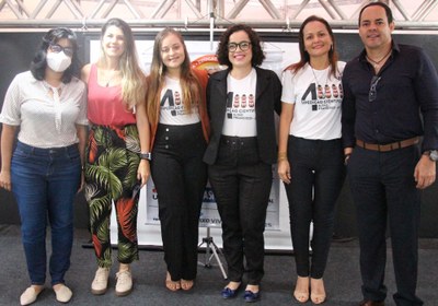 Emerson Soares, Themis Silva, Rose Ferreira e Hanna Costa, representantes da Ufal, com as professoras Thaís Guimarães e Danielle Gomes, da UPE. Foto: Juciana Cavalcante | nothing