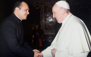 Padre e técnico da Ufal lança livro sobre a história da Arquidiocese de Maceió