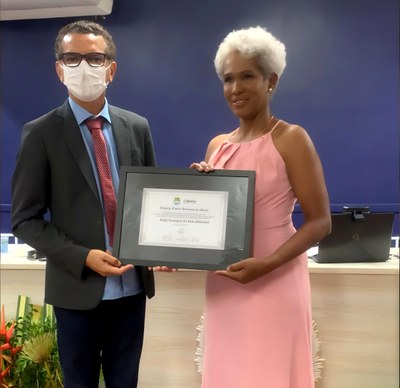 A homenageada, professora Regla Toujaguez, com o título recebido