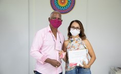 Pró-reitor Wellington Pereira entrega homenagem à professora Célia Rozendo