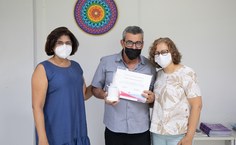 Professora Eliane Cavalcanti, vice-reitora, o aposentado Daniel Francisco e a diretora do Instituto de Ciências Humanas, Comunicação e Artes, Sandra Nunes