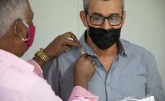 Pró-reitor Wellington Pereira entrega uma lembrança da Ufal ao aposentado Daniel Francisco