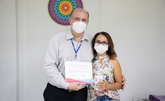 Reitor Josealdo Tonholo com a homenageada, a professora Célia Rozendo