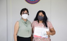 Professora Alessandra, diretora da Faculdade de Medicina, entregou uma lembrança da Ufal à aposentada Eliane Monteiro