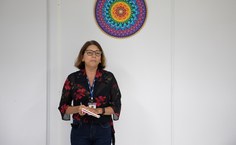 Simoneide Araújo, coordenadora de Comunicação, conduziu a homenagem