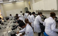 Professora Cláudia Calheiros em aula