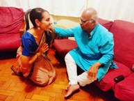 Ana Clara Oliveira com o guru Sharad Pandya, em Belo Horizonte, no ano de 2019