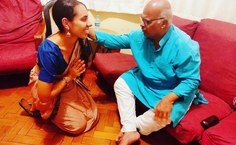 Ana Clara Oliveira com o guru Sharad Pandya, em Belo Horizonte, no ano de 2019