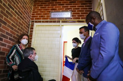 Professor Milton Andrade dá nome ao Laboratório de Cariologia que ele criou no curso de Odontologia