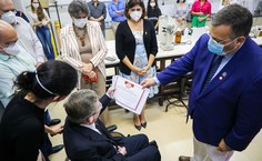 Henrique Cerqueira, entrega a Milton diploma da Academia Alagoana de Odontologia