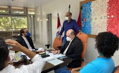 Reitor Josealdo Tonholo preside a cerimônia de posse