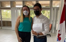 Professora Márcia Silva com o novo docente Odair Alves, que vai atuar no ICBS