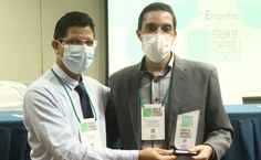 Pró-reitor da Proginst, Jarman Aderico, entrega prêmio a servidor