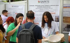 Estudantes têm a oportunidade de conversar com o público durante a Sinpete 2023