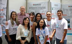 Reitor da Ufal, Josealdo Tonholo, Vera Pontes e Regina Maria recebem estudantes durante a Sinpete 2023