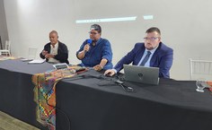 Adilson Pereira dos Santos, pró-reitor de Graduação da Ufop, Alexandre Brasil Carvalho, da Dippes, e Jerônimo Tybusch