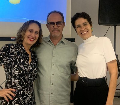 Raniella Lima (blusa branca), com o orientador Claudomilson e a mãe dela, Fátima Montenegro, durante a banca de defesa da dissertação