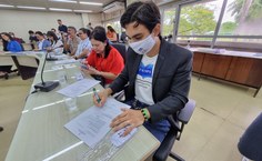 Professor Thomás assinando a posse