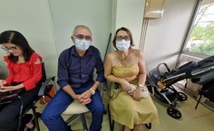 Pais do professor Thomas Rocha acompanhando a solenidade