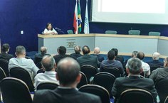 Professora Luciana Bandeira durante palestra na Fiepa