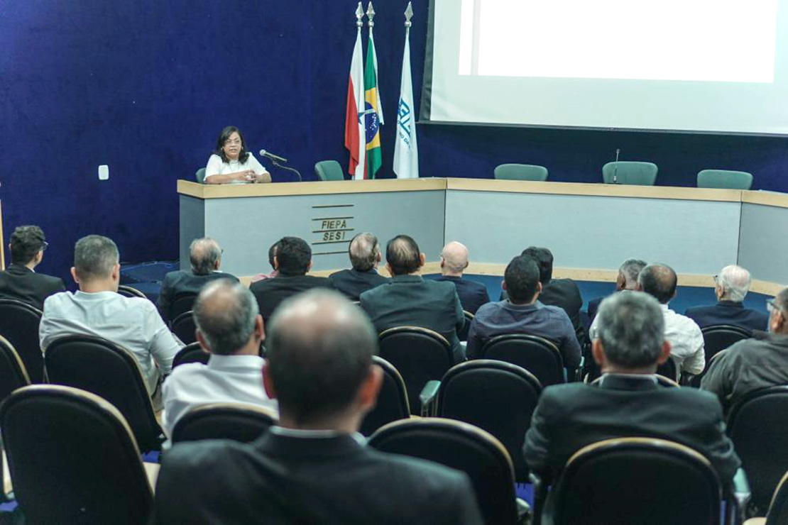 Professora Luciana Bandeira durante palestra na Fiepa