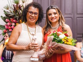 Diretora da Escola de Enfermagem recebe troféu Selma Bandeira