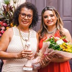 Diretora da Escola de Enfermagem recebe troféu Selma Bandeira