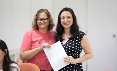 Emmanuelle Rodrigues, egressa do curso de Relações Públicas ao lado da diretor do Ichca, professora Sandra Nunes