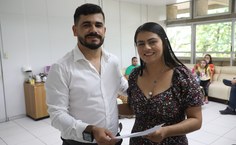 Jânio Nunes, novo docente do curso de Letras-Libras, com a professora Adriana Cavalcanti