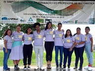 Professora Elisa com alunos participantes do 4º Simpósio Nacional da Formação do Professor de Matemática