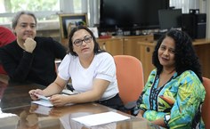 Professor Sandro e as novas servidoras Maria de Fátima e Zíbia Oliveira