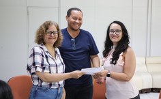 Sandra Nunes e Marcos Moreira dão as boas-vindas à nova professora Laura Nayara