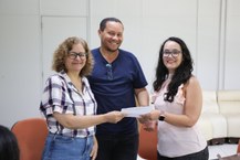 Sandra Nunes e Marcos Moreira dão as boas-vindas à nova professora Laura Nayara