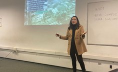 Emanuelle Rodrigues durante apresentação de trabalho